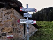 10 Alla Casera,  lasciato il sent. 121 che prosegue a dx per Rif. Gremei, prendiamo sentierino non segnalato accanto alla Casera e saliamo 